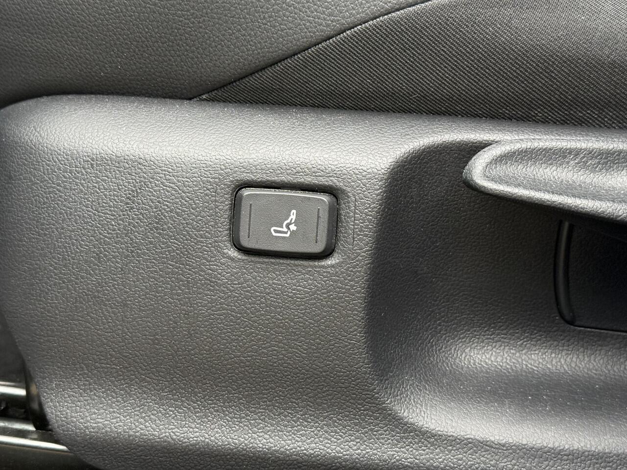 Toyota C-HR 2.0 Hybrid Dynamic **NAVIGATIE/ STOELVERWARMING/ KEYLESS/ DODEHOEK DETECTIE**