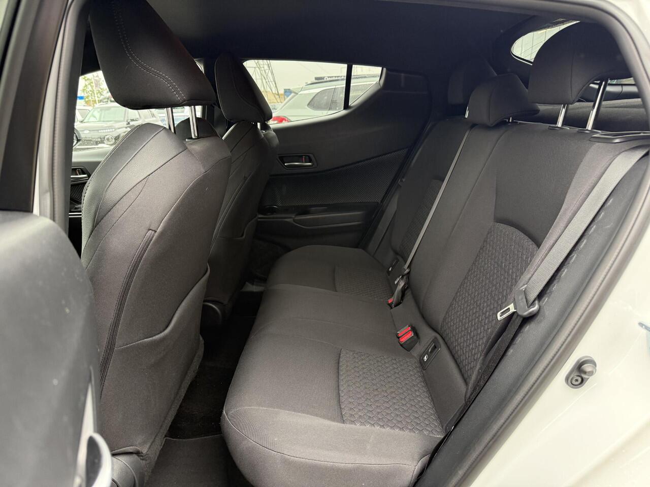 Toyota C-HR 2.0 Hybrid Dynamic **NAVIGATIE/ STOELVERWARMING/ KEYLESS/ DODEHOEK DETECTIE**