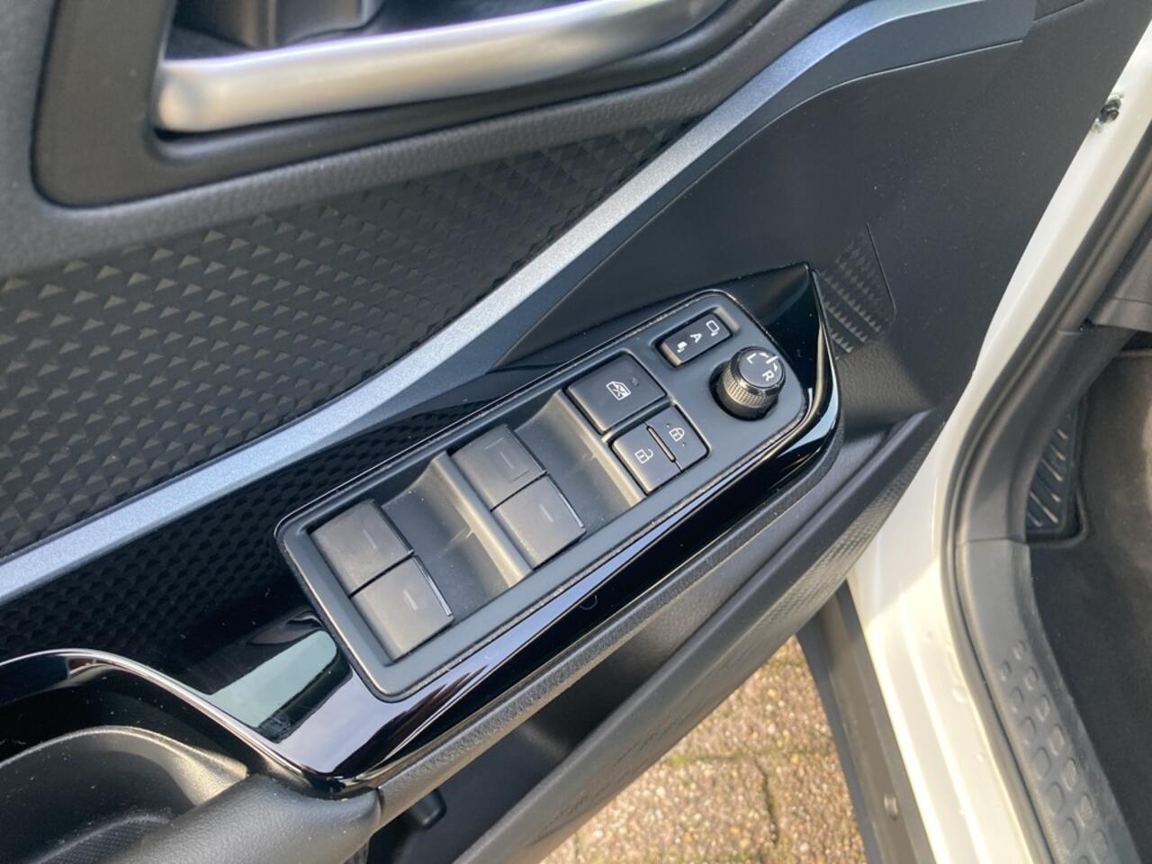 Toyota C-HR 1.8 Hybrid Bi-Tone / Navigatie