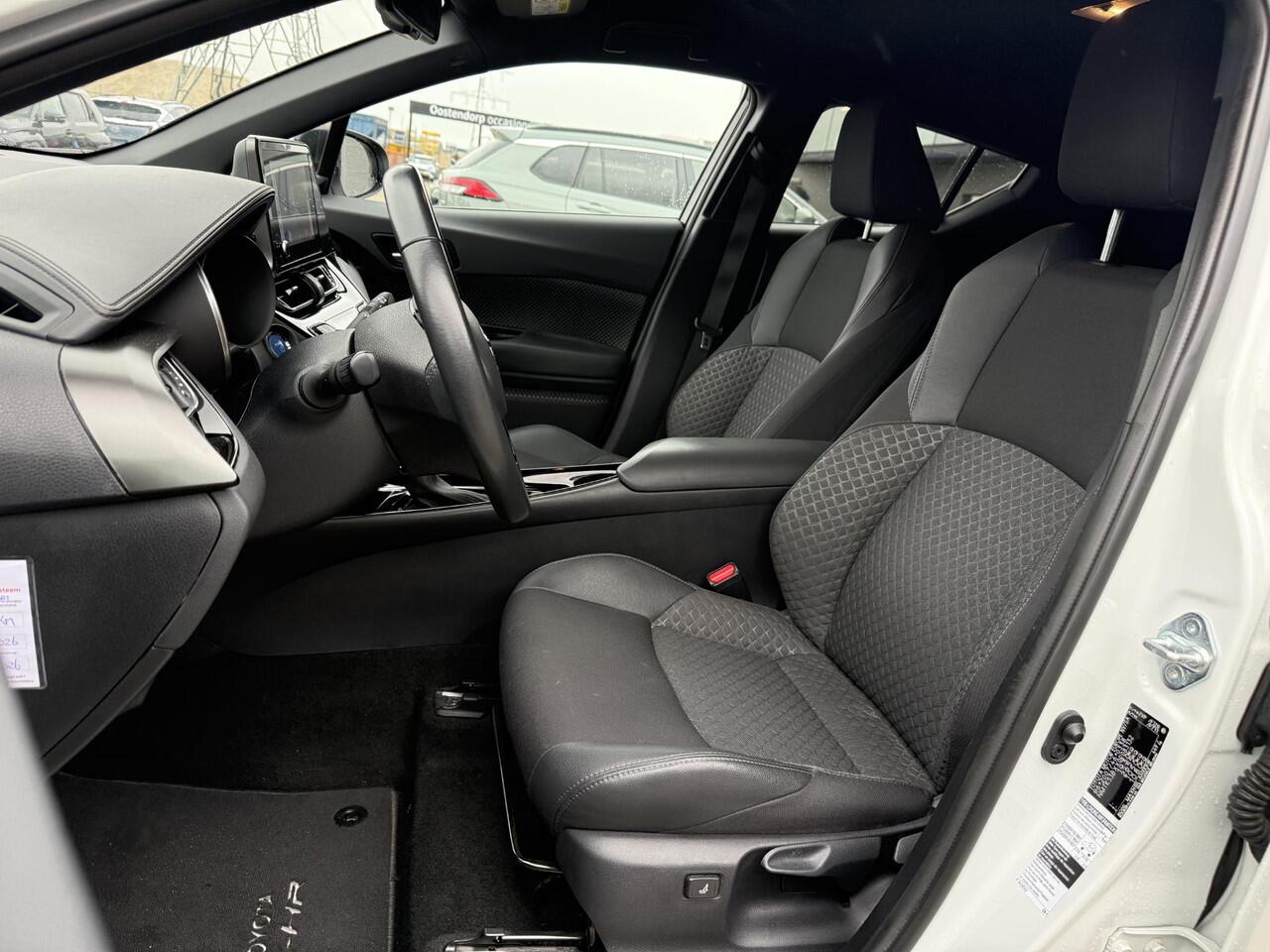 Toyota C-HR 2.0 Hybrid Bi-Tone **NAVIGATIE/ STOELVERWARMING/ KEYLESS/ DODEHOEK DETECTIE**