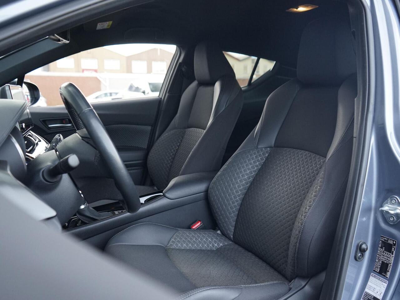 Toyota C-HR 1.8 Hybrid Dynamic Camera / 18'' LM velgen / Stoel+ stuurverw. / Privacy glass / LED / Adap. cruise