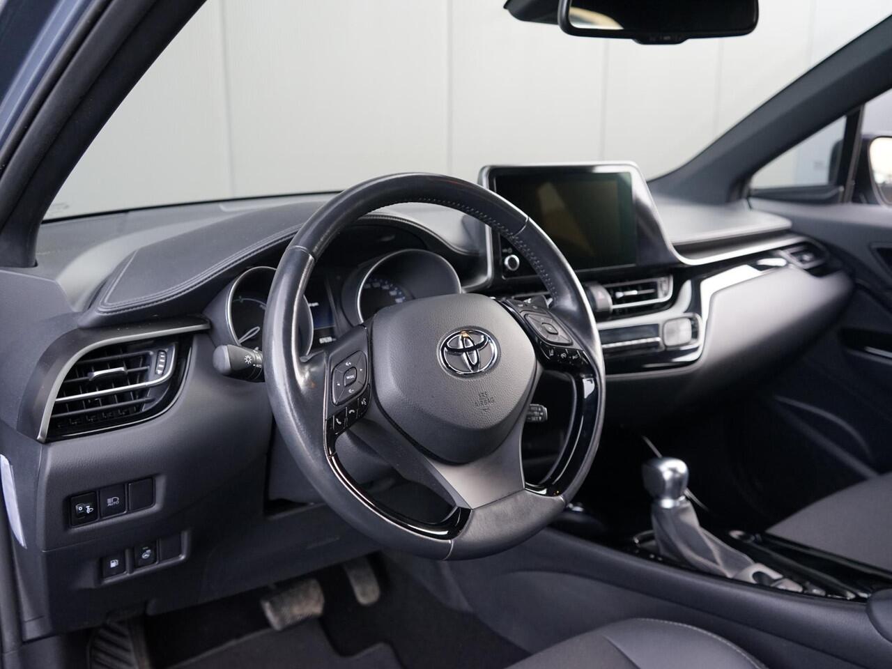 Toyota C-HR 1.8 Hybrid Dynamic Camera / 18'' LM velgen / Stoel+ stuurverw. / Privacy glass / LED / Adap. cruise