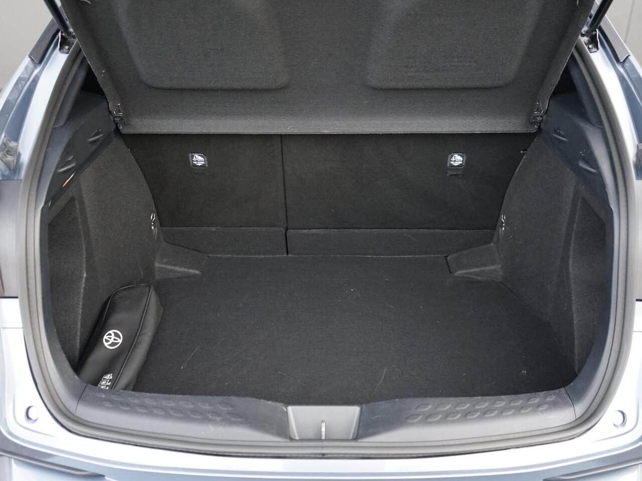 Toyota C-HR 1.8 Hybrid Dynamic Camera / 18'' LM velgen / Stoel+ stuurverw. / Privacy glass / LED / Adap. cruise