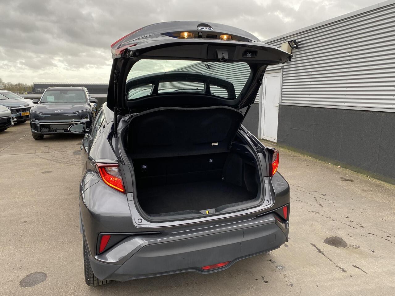 Toyota C-HR 1.8 Hybrid Active Cruise control, airconditioning, achteruitrij camera, nette auto, keyless, navigatie Apple CarPlay/Android Auto