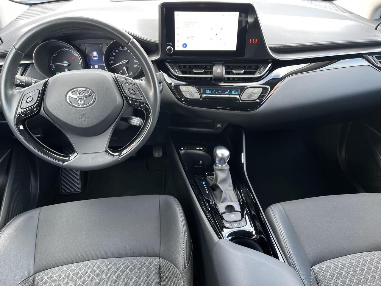 Toyota C-HR 1.8 Hybrid Dynamic | Trekhaak | Parkeersensoren | Carplay | Keyless entry |