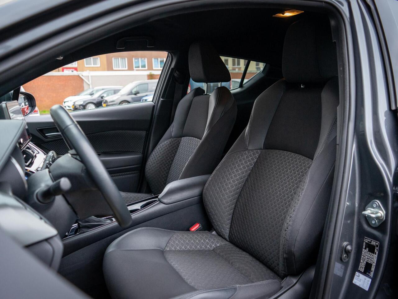 Toyota C-HR 2.0 Hybrid Team D Camera / Keyless / 18'' LM velgen / LED / Privacy glass / Stoel + stuur verw. / Carplay