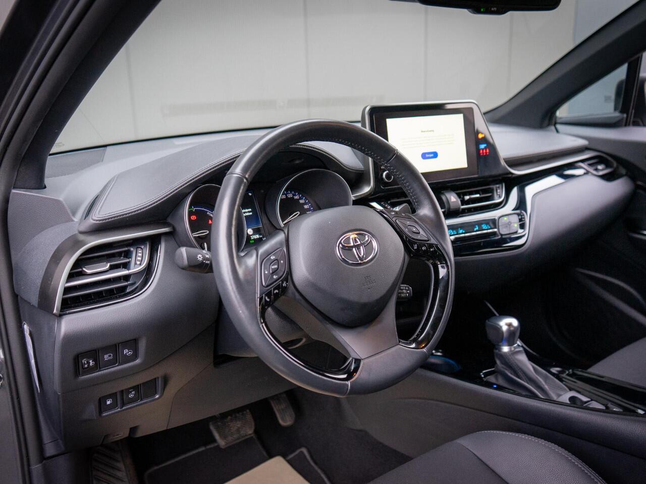 Toyota C-HR 2.0 Hybrid Team D Camera / Keyless / 18'' LM velgen / LED / Privacy glass / Stoel + stuur verw. / Carplay