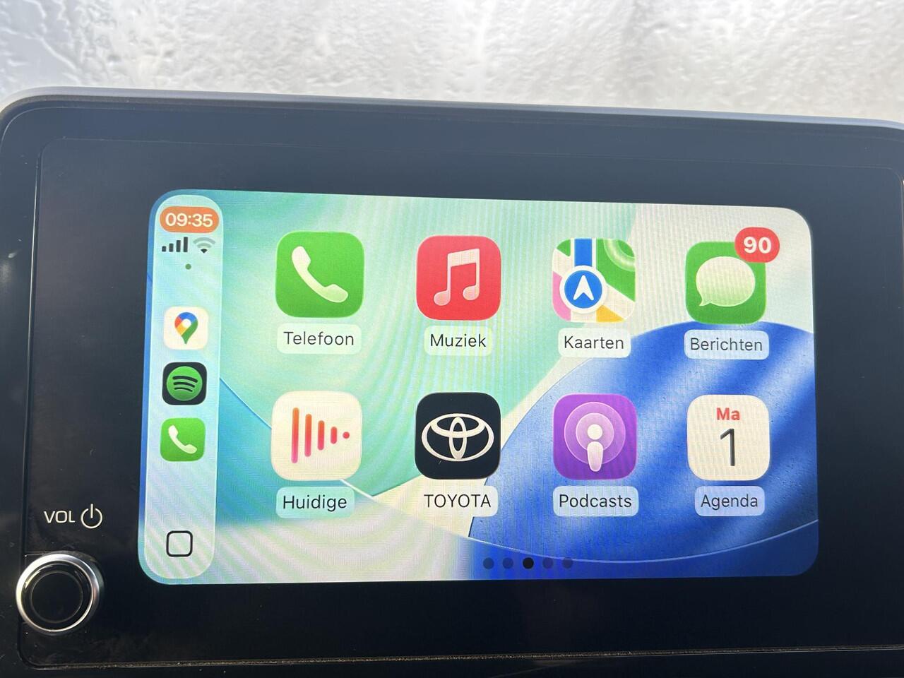 Toyota C-HR 2.0 Hybrid Dynamic / Afneembare Trekhaak / Stoel & stuur verwarming / Achteruitrijcamera / Dode Hoek Detectie / Apple Carplay & Android Auto / Climate Control / Navigatie / Parkeersensoren /