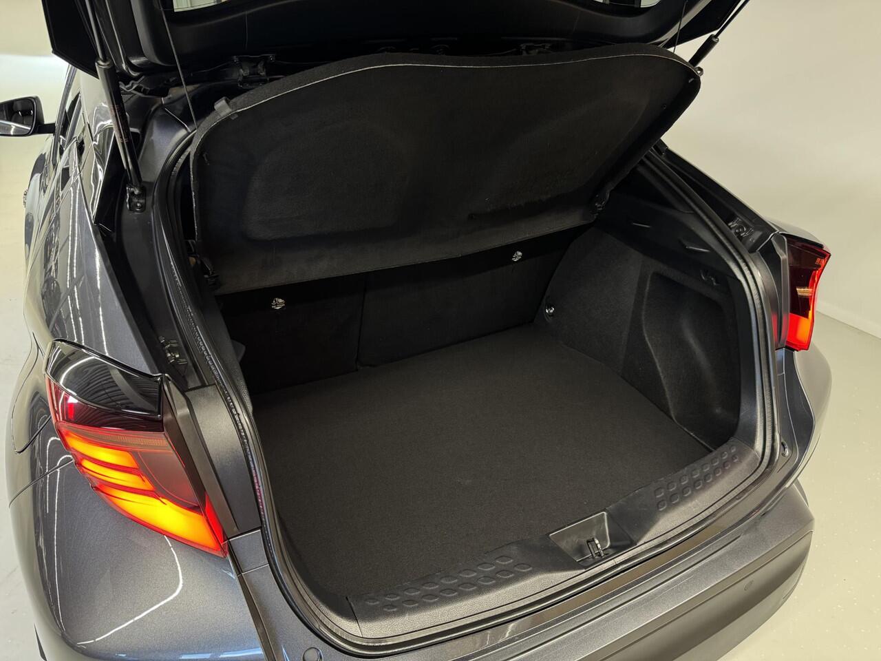 Toyota C-HR 1.8 Hybrid Executive | Half-leder | BSM | Apple carplay/Android auto |