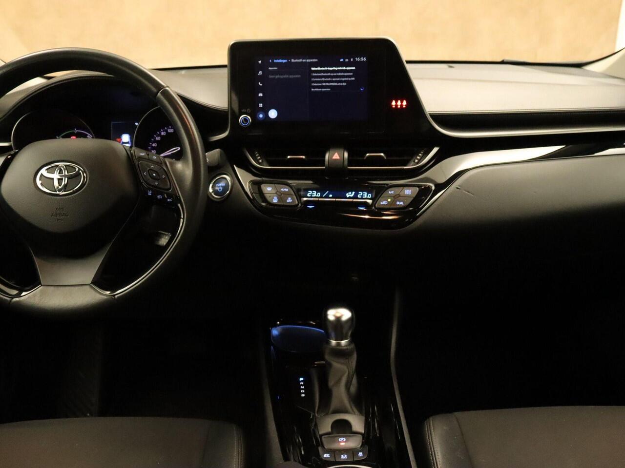 Toyota C-HR 1.8 Hybrid Dynamic - ORIGINEEL NEDERLANDSE AUTO - PARKEERSENSOREN VOOR EN ACHTER - DODEHOEK DETECTIE - ACHTERUITRIJ CAMERA - KEYLESS ENRTY & START - NAVIGATIE - APPLE CARPLAY/ ANDROID AUTO