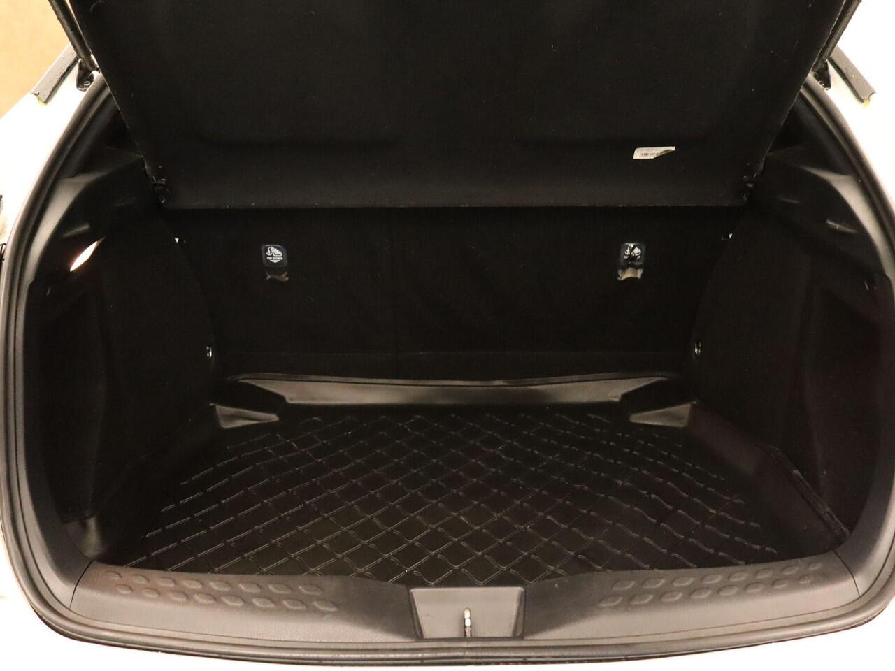 Toyota C-HR 1.8 Hybrid Dynamic - ORIGINEEL NEDERLANDSE AUTO - PARKEERSENSOREN VOOR EN ACHTER - DODEHOEK DETECTIE - ACHTERUITRIJ CAMERA - KEYLESS ENRTY & START - NAVIGATIE - APPLE CARPLAY/ ANDROID AUTO