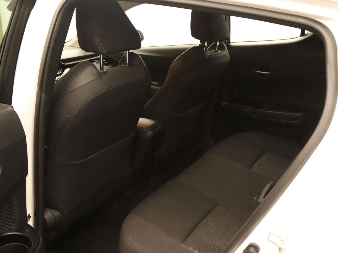 Toyota C-HR 1.8 Hybrid Dynamic - ORIGINEEL NEDERLANDSE AUTO - PARKEERSENSOREN VOOR EN ACHTER - DODEHOEK DETECTIE - ACHTERUITRIJ CAMERA - KEYLESS ENRTY & START - NAVIGATIE - APPLE CARPLAY/ ANDROID AUTO