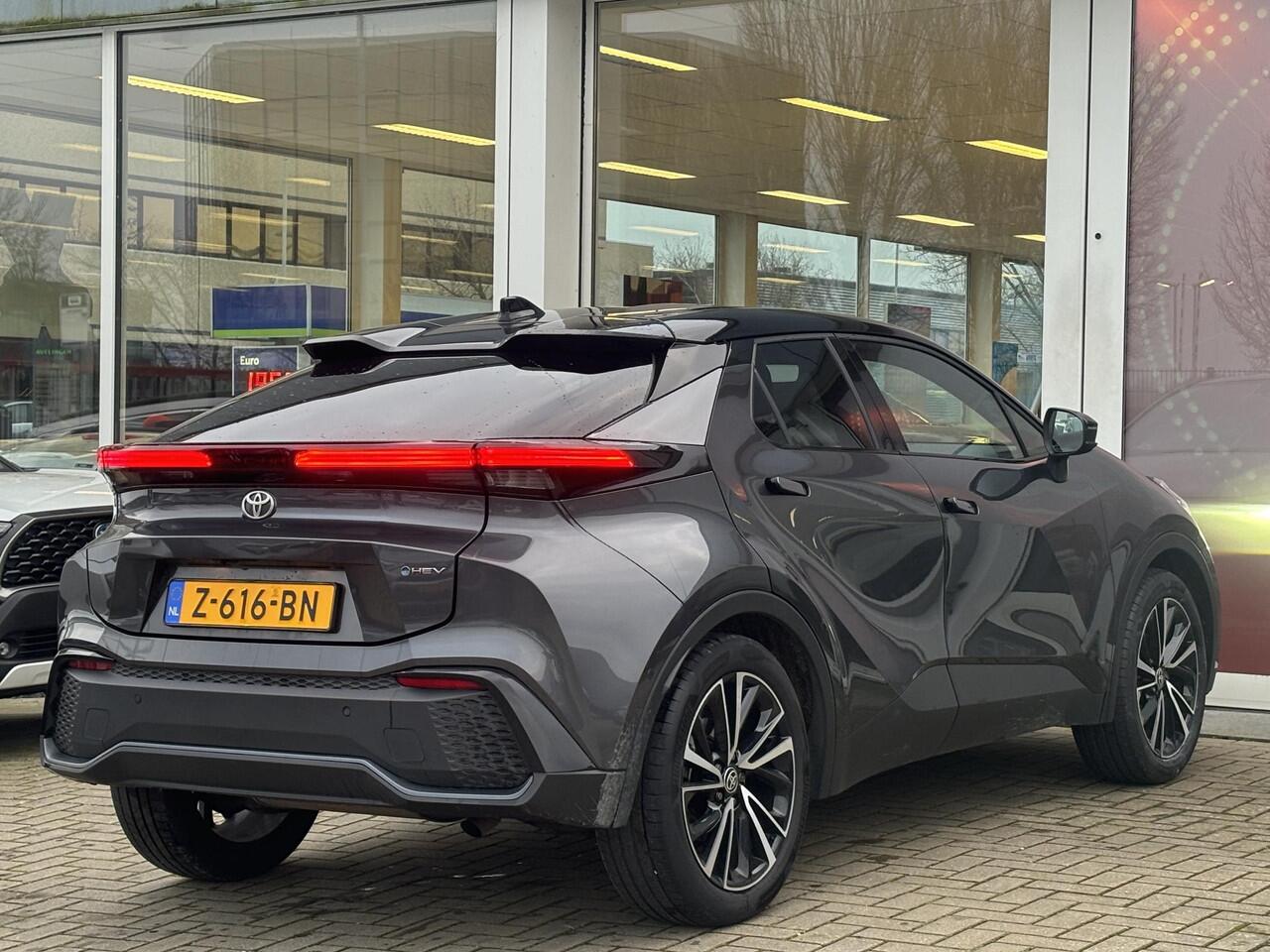 Toyota C-HR 1.8 Hybrid 140 Executive Zwart dak | 360 Camera | Elek. achterklep | Stoelverwarming | Elek. verst. bestuurdersstoel | 1e Eigenaar | Toyota garantie tot 2034!