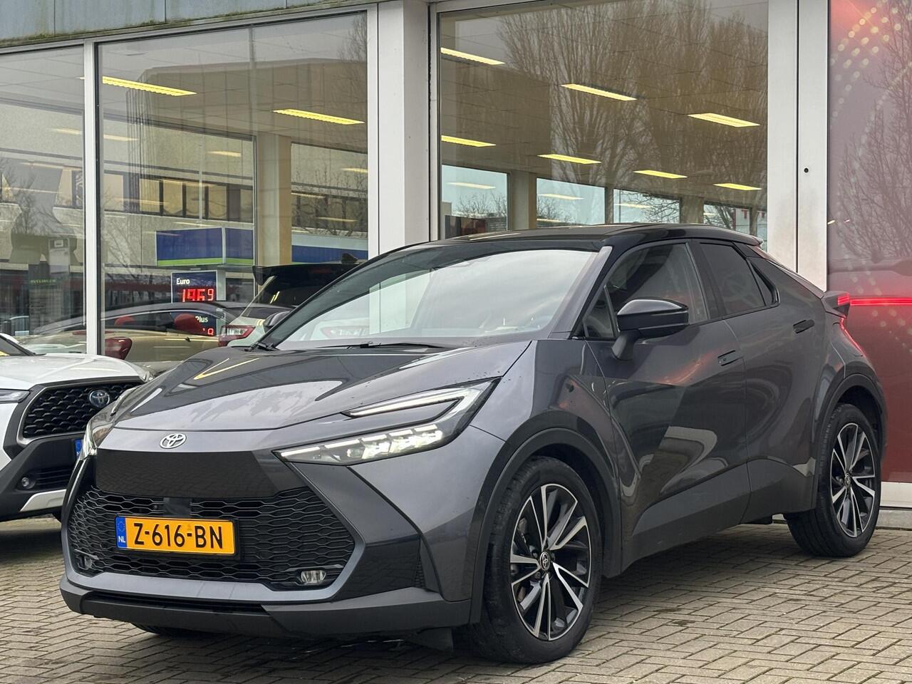 Toyota C-HR 1.8 Hybrid 140 Executive Zwart dak | 360 Camera | Elek. achterklep | Stoelverwarming | Elek. verst. bestuurdersstoel | 1e Eigenaar | Toyota garantie tot 2034!