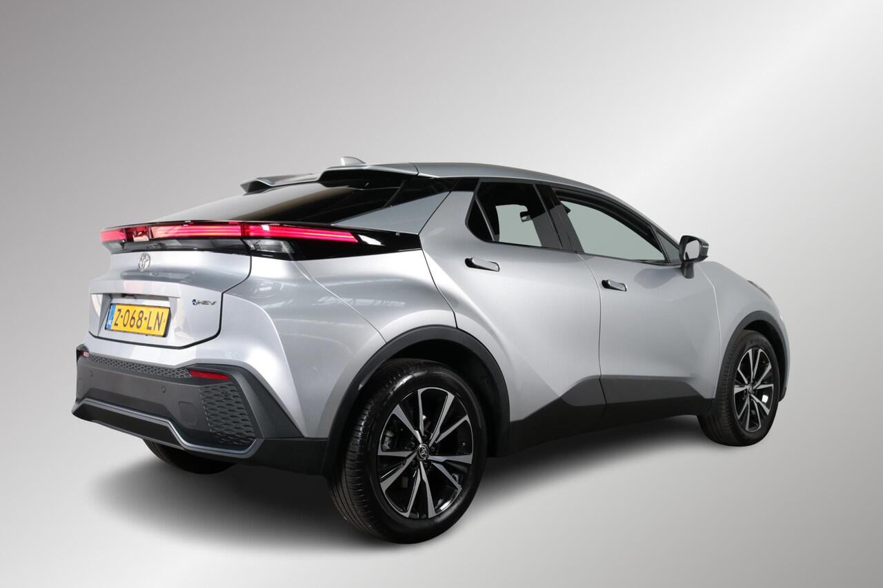 Toyota C-HR 1.8 Hybrid 140 Dynamic, Climate & Cruise control, BSM, Apple Carplay/Android Auto, Privacy Glass, Sensoren, 18" inch lm velgen!