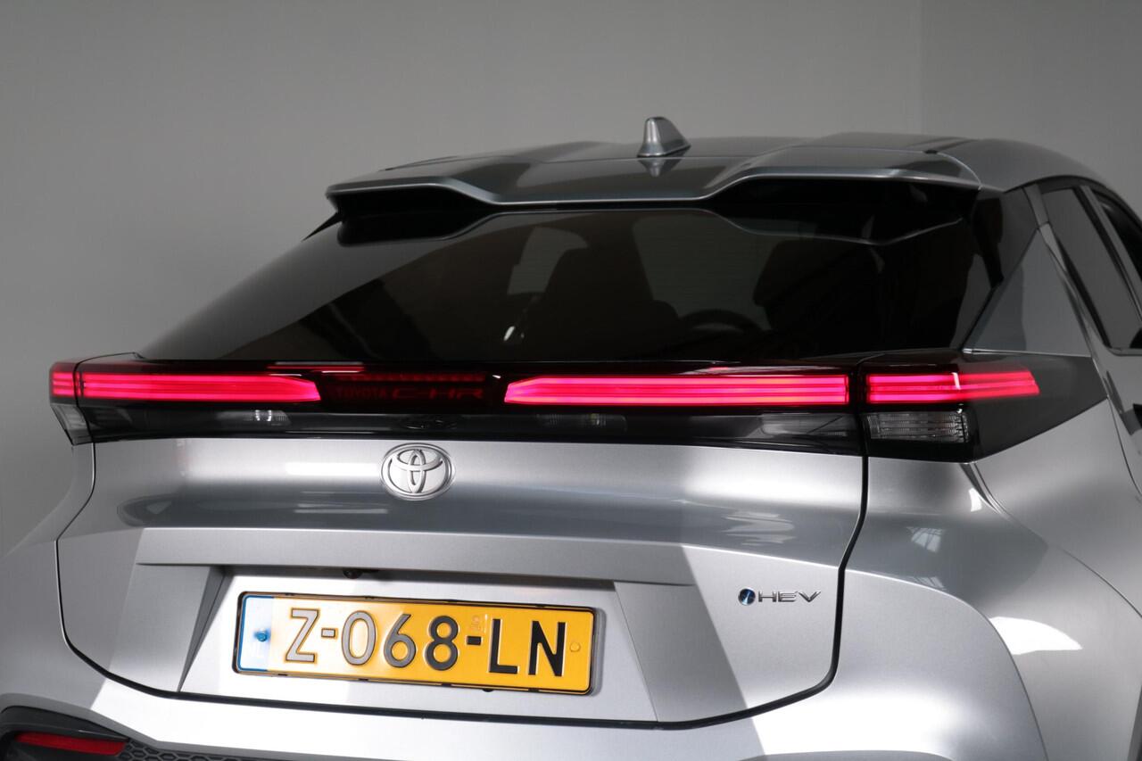 Toyota C-HR 1.8 Hybrid 140 Dynamic, Climate & Cruise control, BSM, Apple Carplay/Android Auto, Privacy Glass, Sensoren, 18" inch lm velgen!