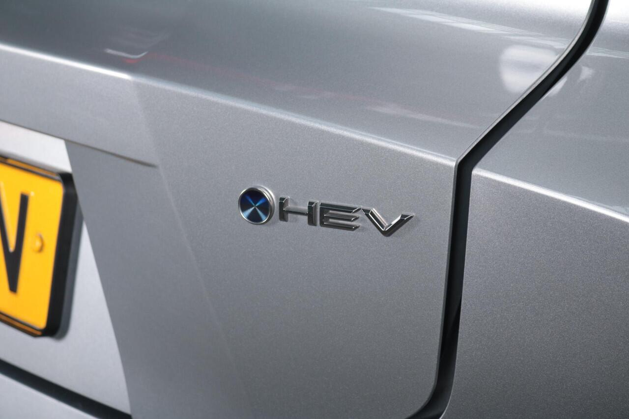 Toyota C-HR 1.8 Hybrid 140 Dynamic, Climate & Cruise control, BSM, Apple Carplay/Android Auto, Privacy Glass, Sensoren, 18" inch lm velgen!