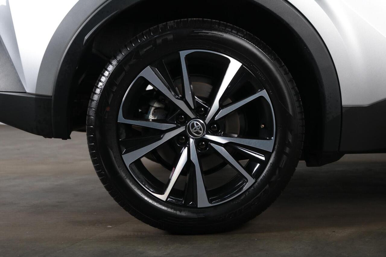 Toyota C-HR 1.8 Hybrid 140 Dynamic, Climate & Cruise control, BSM, Apple Carplay/Android Auto, Privacy Glass, Sensoren, 18" inch lm velgen!