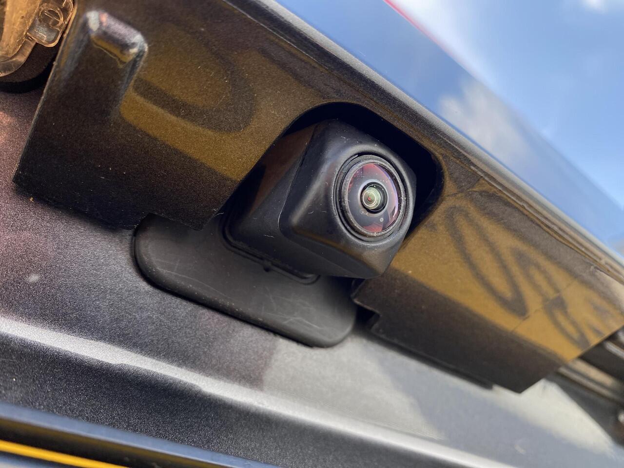 Toyota C-HR 1.8 Hybrid 140 First Edition | 360° camera | Dodehoek detectie | Apple CarPlay/Android Auto | Adaptieve cruise control | Keyless | Parkeersensoren | Elektr. inklapbare buitenspiegels |