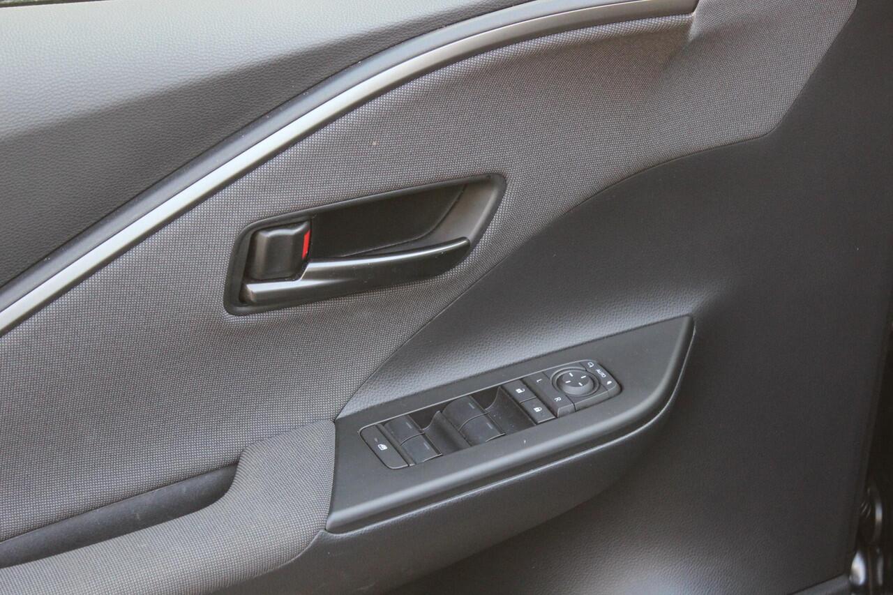 Toyota C-HR 1.8 Hybrid 140 First Edition Bi Tone