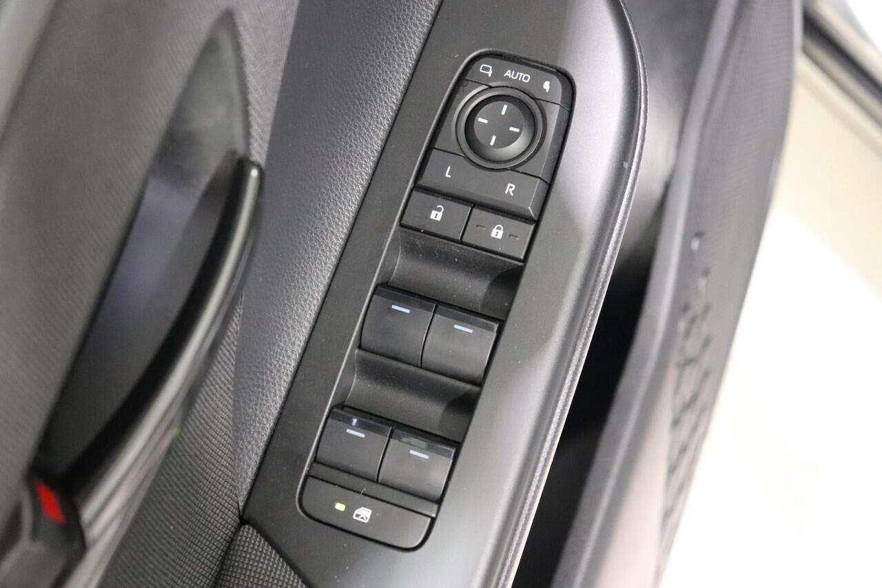 Toyota C-HR 1.8 Hybrid 140 Dynamic, BSM, Apple Carplay/Android Auto, Cruise & Climate control!