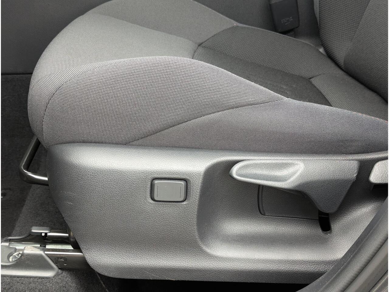 Toyota C-HR Hybrid 140 Team D | Rijklaar | AllSeason | Stoelverwarming |