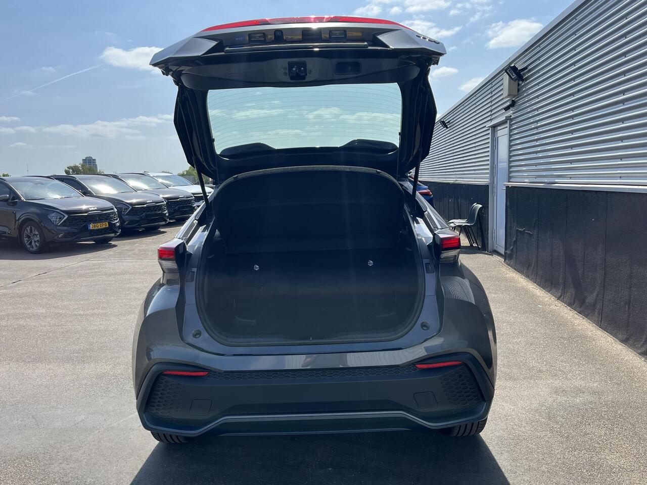 Toyota C-HR 1.8 Hybrid 140 Active NL-auto, 1e eign. Dodehoek detectie, keyless start, navigatie Apple CarPlay/Android Auto, adaptieve cruise control, achteruitrij camera