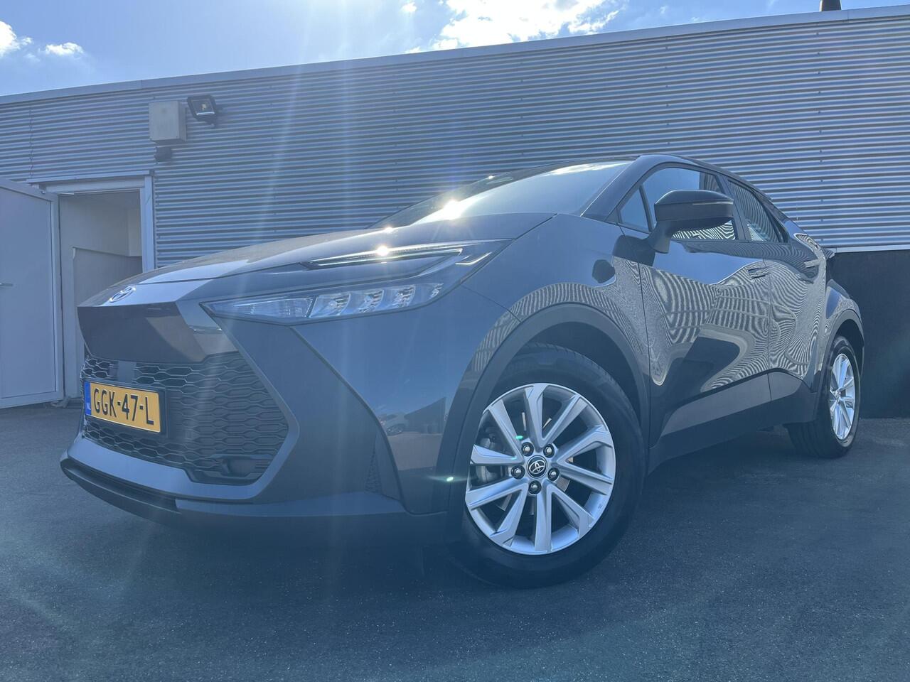 Toyota C-HR 1.8 Hybrid 140 Active NL-auto, 1e eign. Dodehoek detectie, keyless start, navigatie Apple CarPlay/Android Auto, adaptieve cruise control, achteruitrij camera