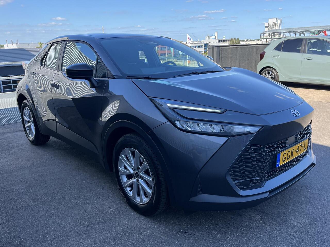 Toyota C-HR 1.8 Hybrid 140 Active NL-auto, 1e eign. Dodehoek detectie, keyless start, navigatie Apple CarPlay/Android Auto, adaptieve cruise control, achteruitrij camera