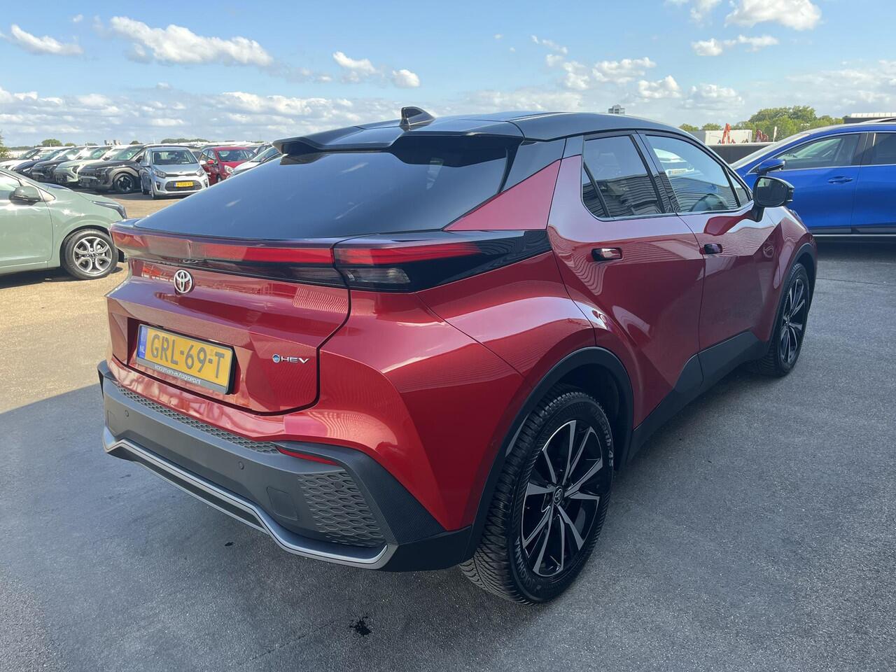 Toyota C-HR 1.8 Hybrid 140 First Edition Dodehoek detectie, rondomzichtcamera, navigatie Apple CarPlay/Android Auto, adaptieve cruise control, parkeersensoren,