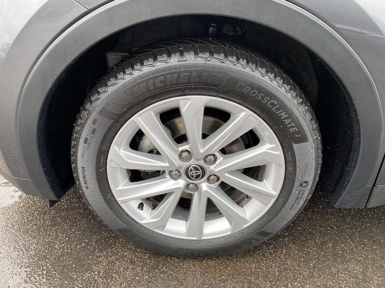 Toyota C-HR 1.8 Hybrid 140 Active Navigatie Apple CarPlay/Android Auto, dodehoek detectie, keyless, adaptieve cruise control, NL-auto! BTW-auto, 1e eign.