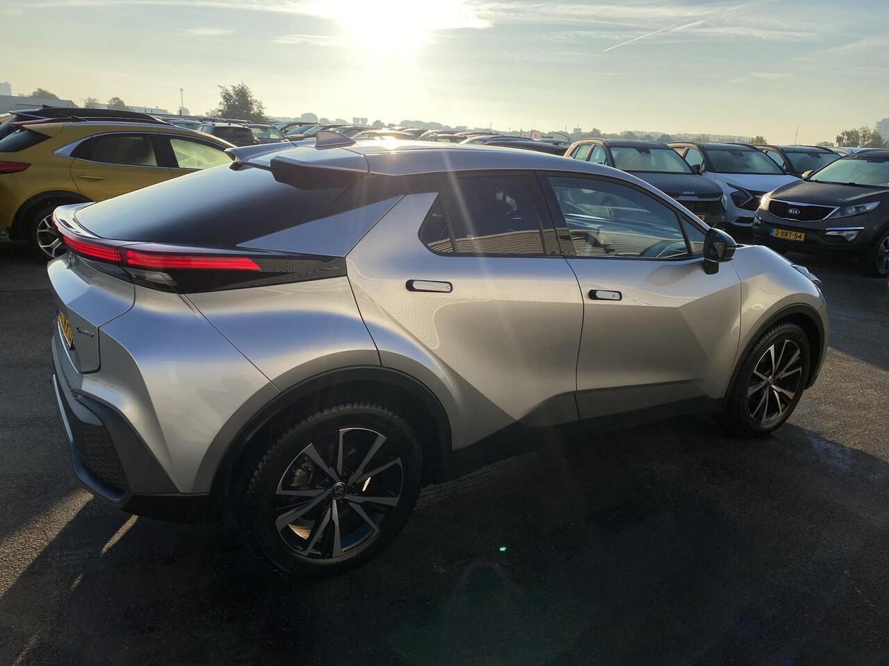 Toyota C-HR 1.8 Hybrid 140 Dynamic Nieuw geleverd! incl. o.a.: AppleCarPlay/AndroidAuto, Dodehoek detectie, Parkeerhulp camera incl. sensoren, LM velgen, Adaptieve Cruise Control, Climate Control