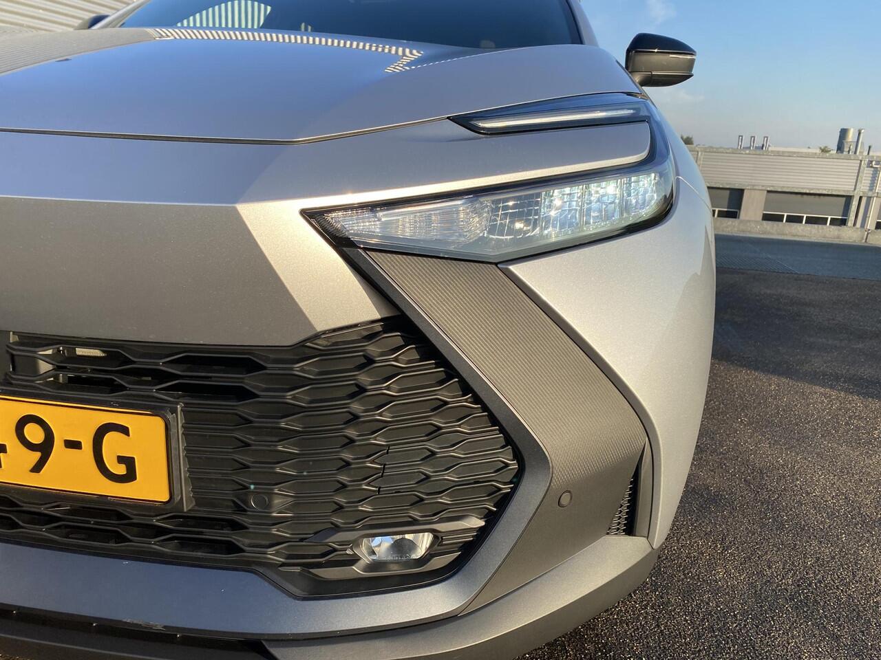 Toyota C-HR 1.8 Hybrid 140 Dynamic Nieuw geleverd! incl. o.a.: AppleCarPlay/AndroidAuto, Dodehoek detectie, Parkeerhulp camera incl. sensoren, LM velgen, Adaptieve Cruise Control, Climate Control
