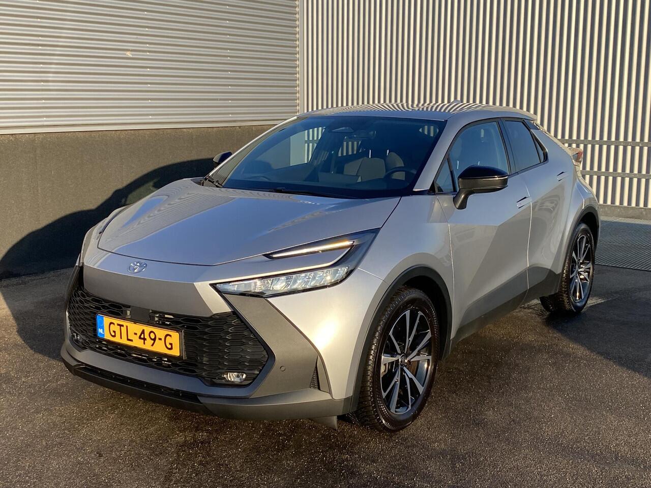 Toyota C-HR 1.8 Hybrid 140 Dynamic Nieuw geleverd! incl. o.a.: AppleCarPlay/AndroidAuto, Dodehoek detectie, Parkeerhulp camera incl. sensoren, LM velgen, Adaptieve Cruise Control, Climate Control