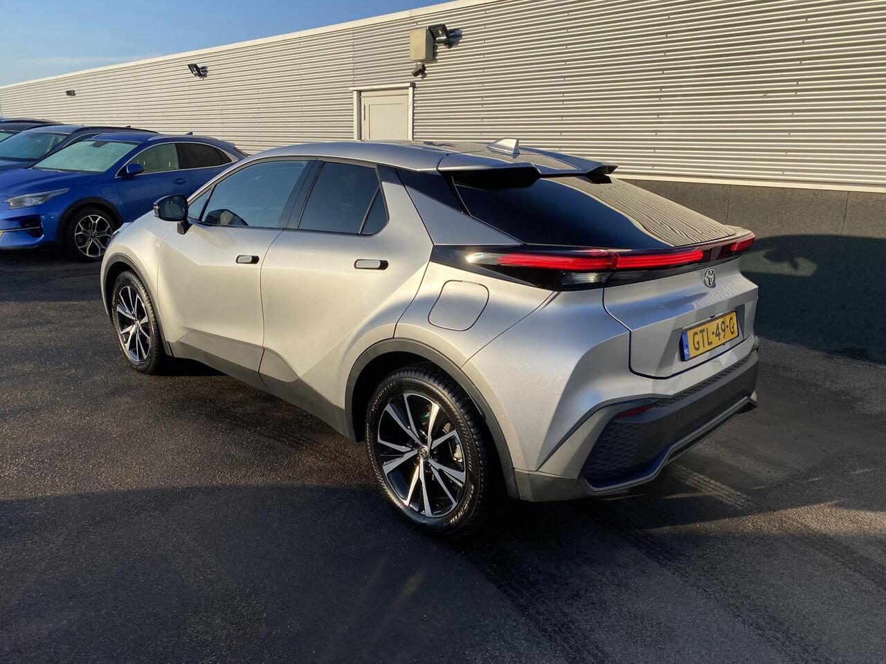 Toyota C-HR 1.8 Hybrid 140 Dynamic Nieuw geleverd! incl. o.a.: AppleCarPlay/AndroidAuto, Dodehoek detectie, Parkeerhulp camera incl. sensoren, LM velgen, Adaptieve Cruise Control, Climate Control