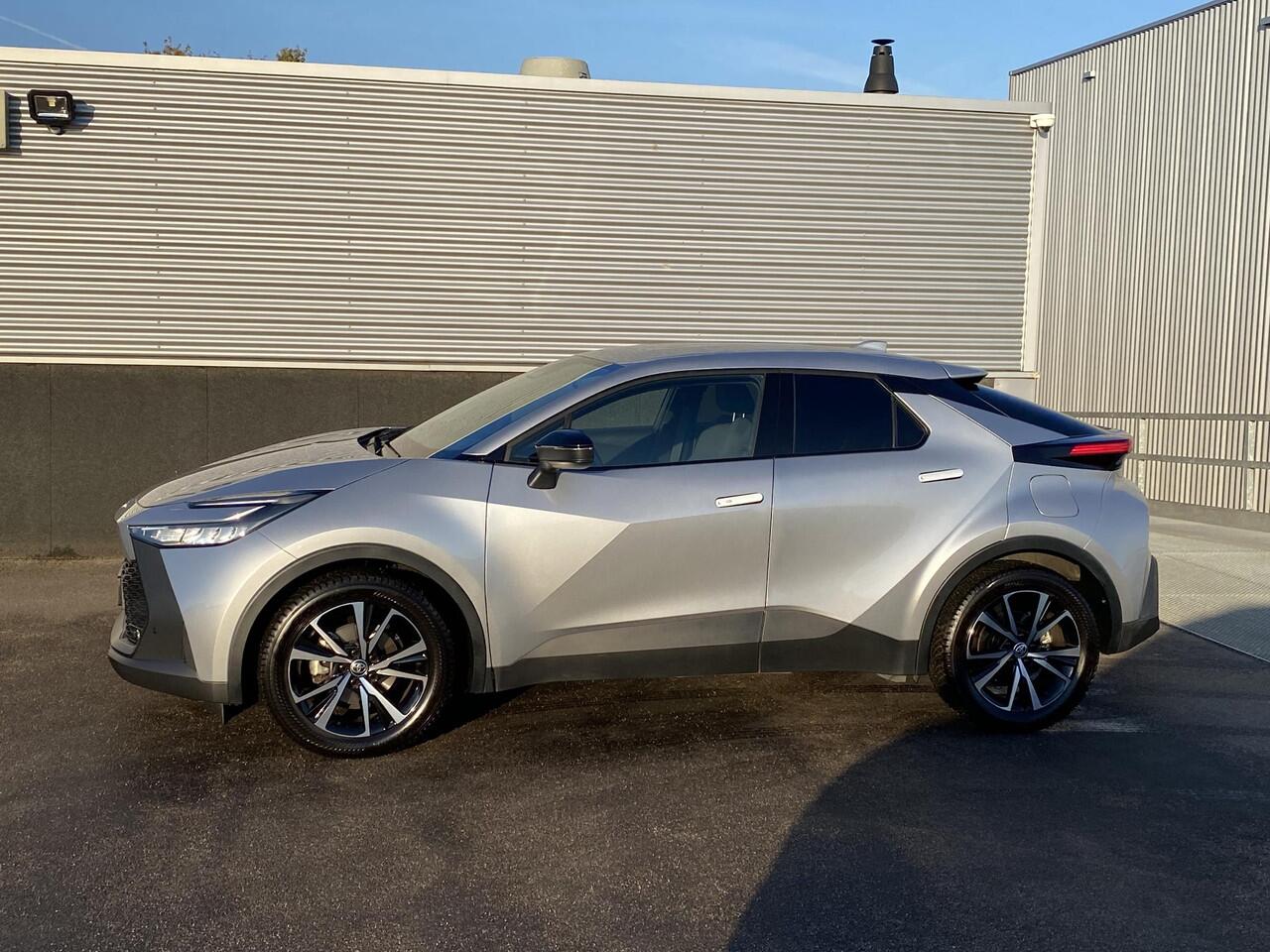 Toyota C-HR 1.8 Hybrid 140 Dynamic Nieuw geleverd! incl. o.a.: AppleCarPlay/AndroidAuto, Dodehoek detectie, Parkeerhulp camera incl. sensoren, LM velgen, Adaptieve Cruise Control, Climate Control