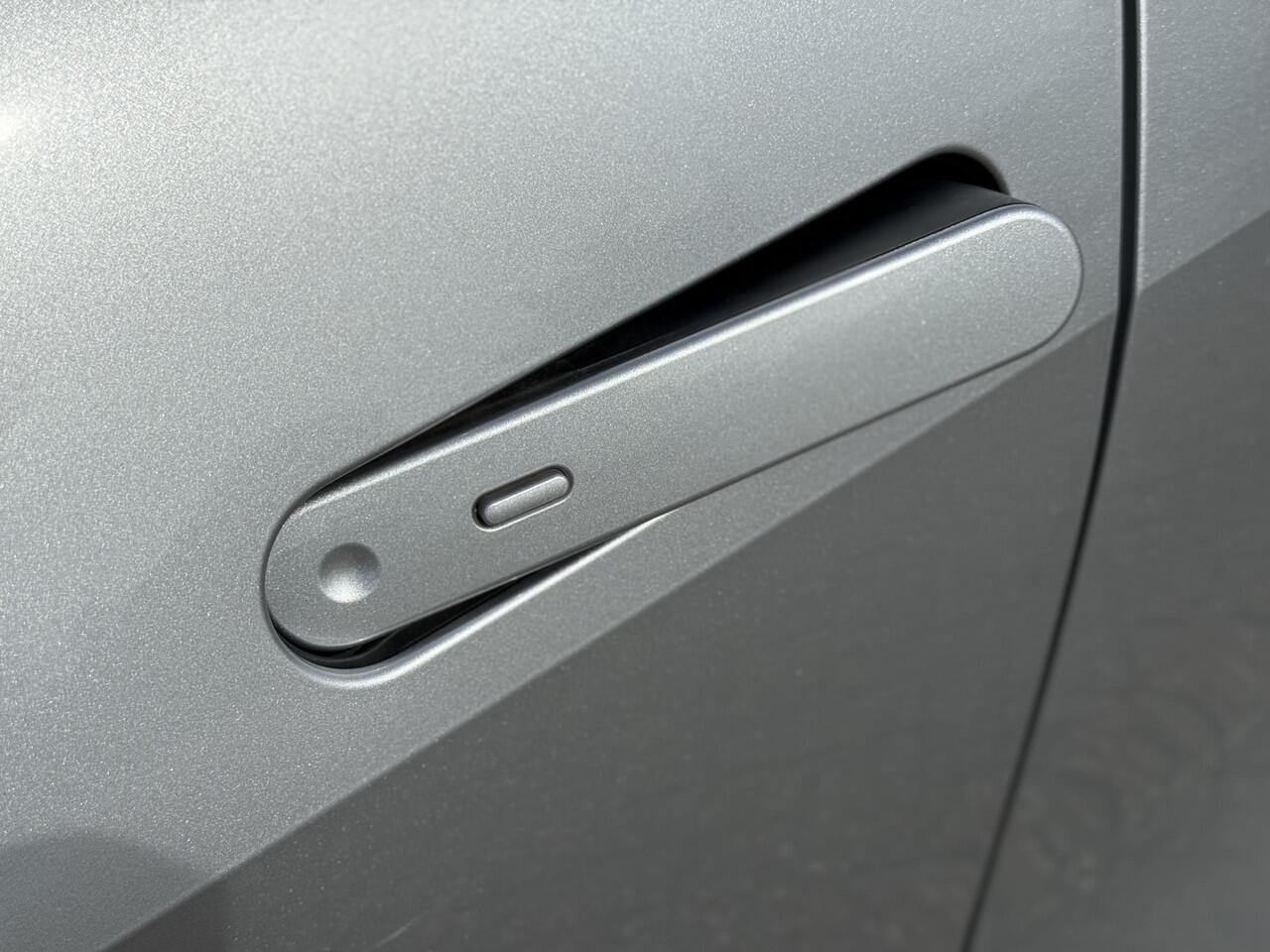 Toyota C-HR 1.8 Hybrid 140 First Edition | Bi-tone | Stoel- stuurverwarming | Elek. achterklep | Camera | PDC V+A