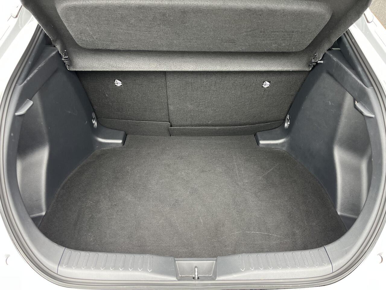 Toyota C-HR 1.8 Hybrid 140 Dynamic Dodehoek detectie, achteruitrij camera, adaptieve cruise control, Apple Carplay/Android Auto, keyless, parkeersensoren v&a