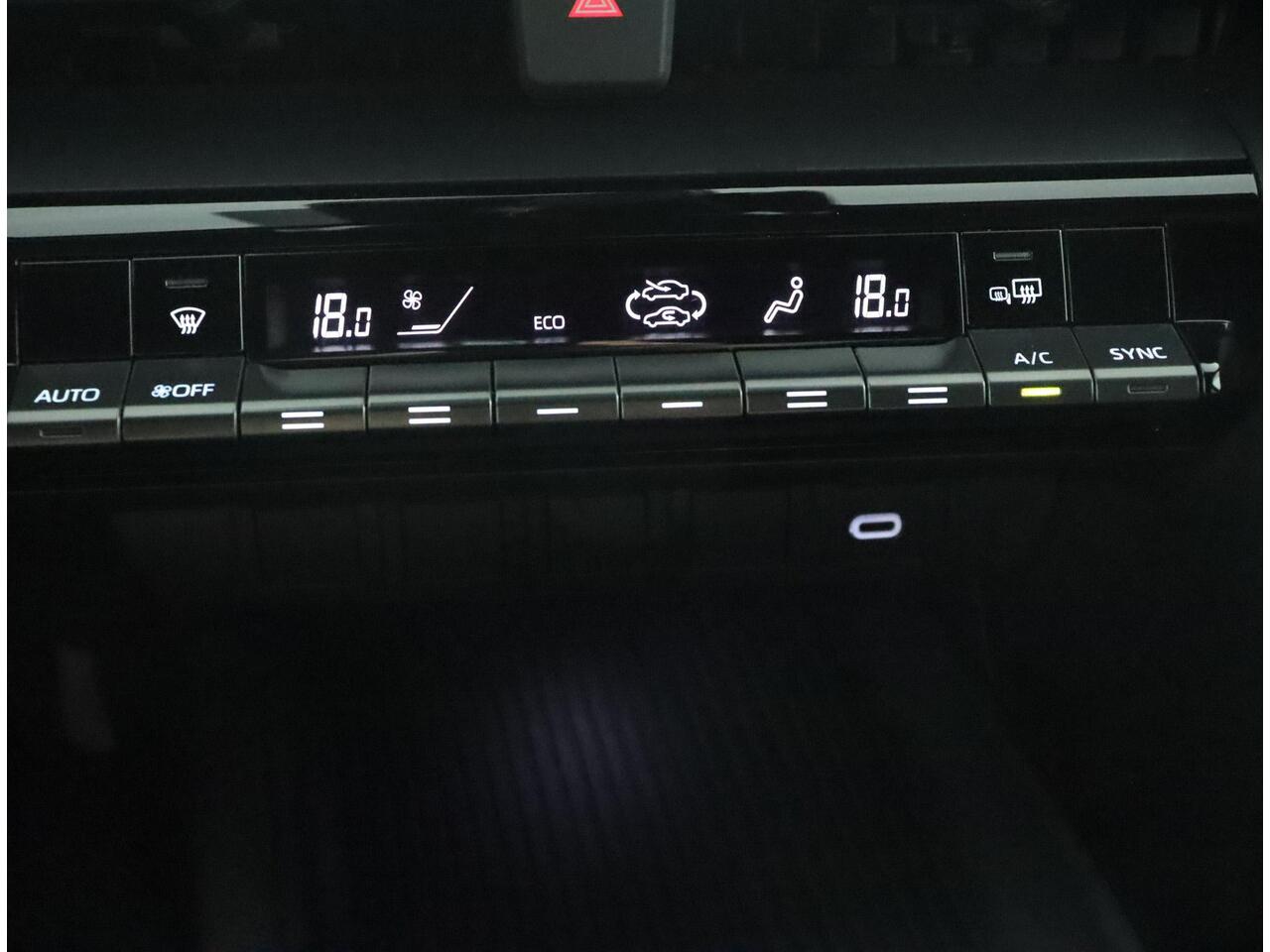 Toyota C-HR 1.8 Hybrid 140 Dynamic | ACC | Climate control | Navigatie |