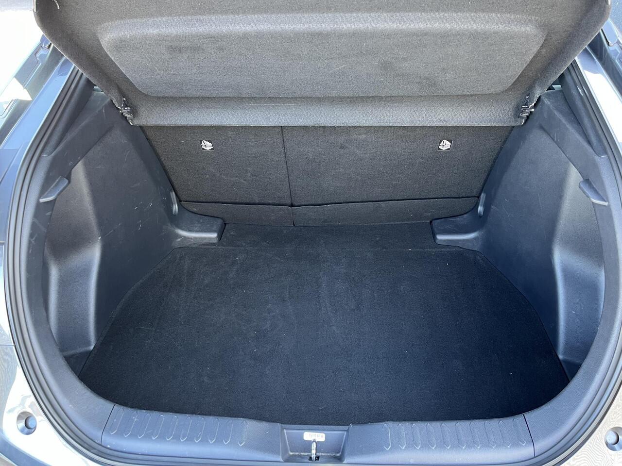 Toyota C-HR 1.8 Hybrid 140 Active NL-auto, 1e eign. Dodehoek detectie, keyless start, navigatie Apple CarPlay/Android Auto, adaptieve cruise control, achteruitrij camera