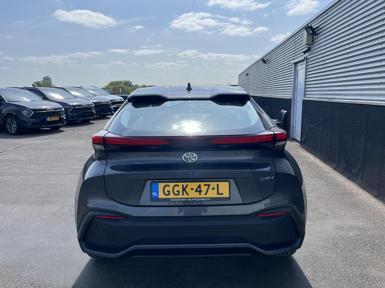 Toyota C-HR 1.8 Hybrid 140 Active NL-auto, 1e eign. Dodehoek detectie, keyless start, navigatie Apple CarPlay/Android Auto, adaptieve cruise control, achteruitrij camera