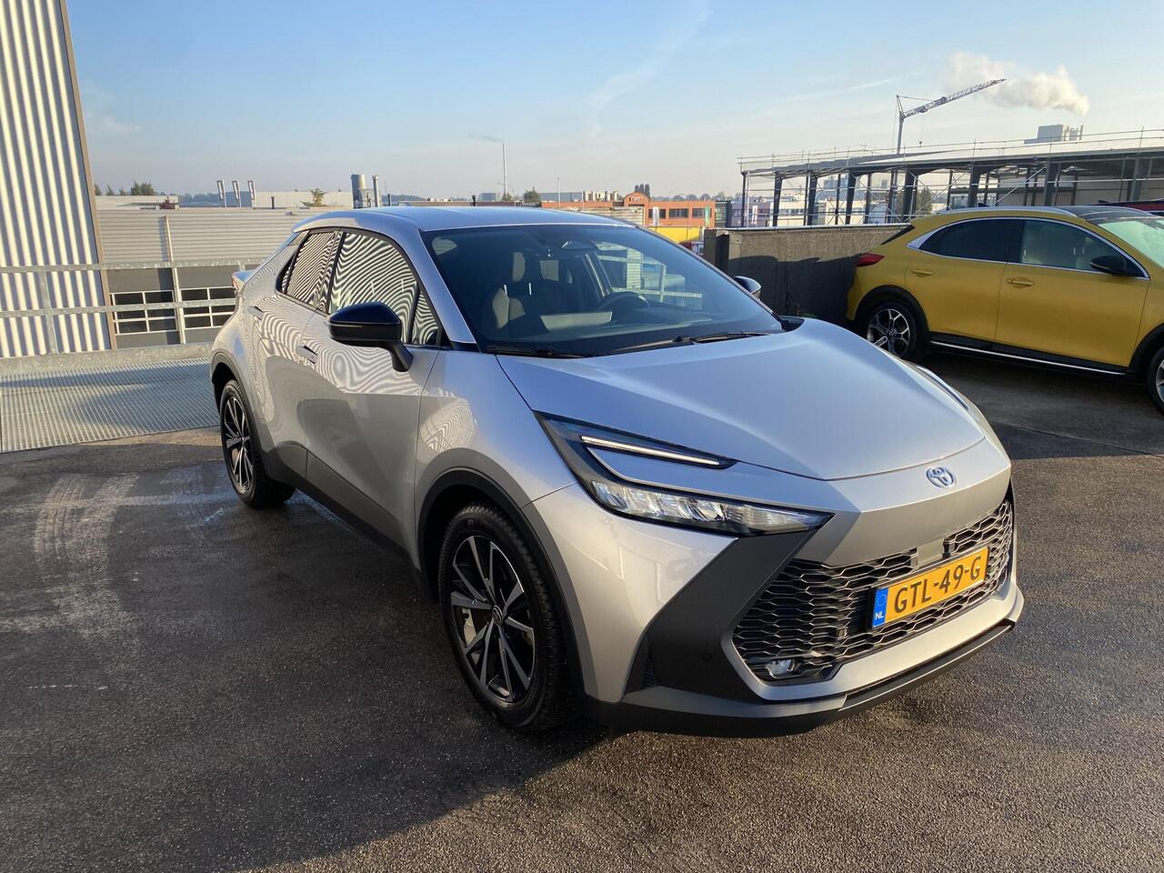 Toyota C-HR 1.8 Hybrid 140 Dynamic Nieuw geleverd! incl. o.a.: AppleCarPlay/AndroidAuto, Dodehoek detectie, Parkeerhulp camera incl. sensoren, LM velgen, Adaptieve Cruise Control, Climate Control