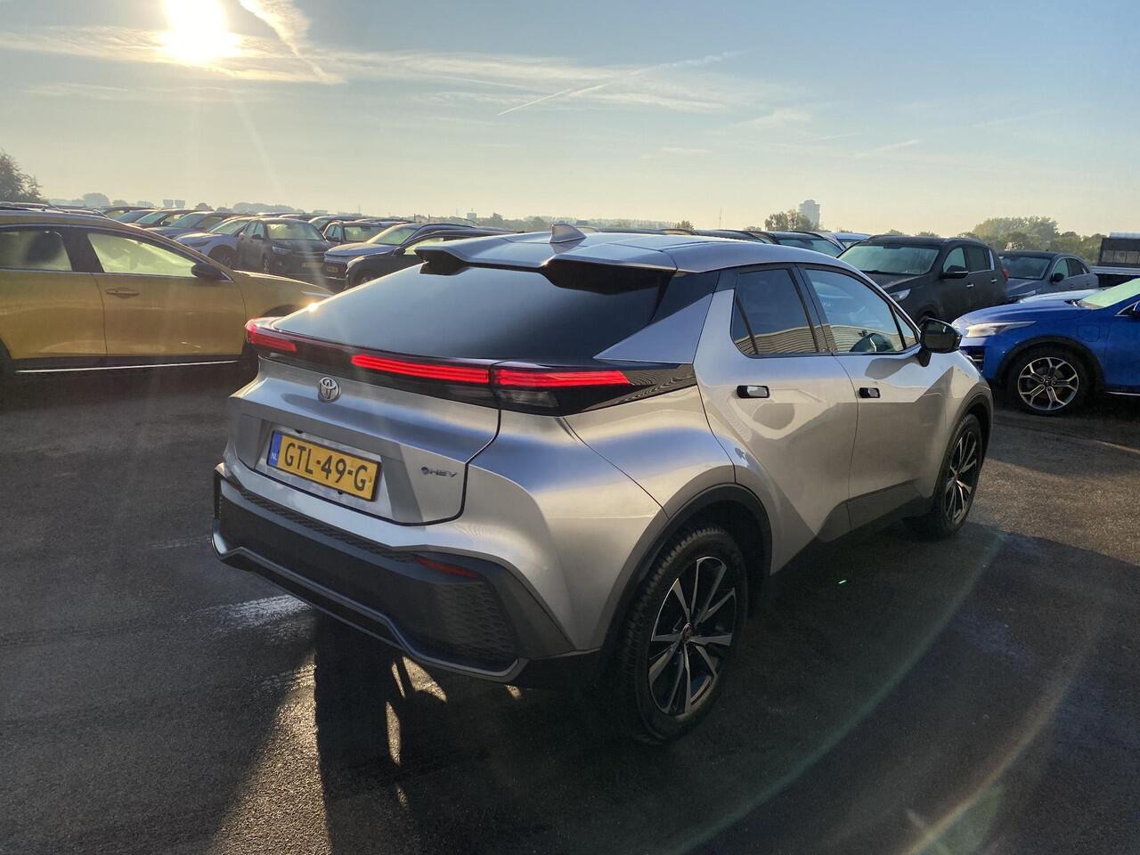 Toyota C-HR 1.8 Hybrid 140 Dynamic Nieuw geleverd! incl. o.a.: AppleCarPlay/AndroidAuto, Dodehoek detectie, Parkeerhulp camera incl. sensoren, LM velgen, Adaptieve Cruise Control, Climate Control