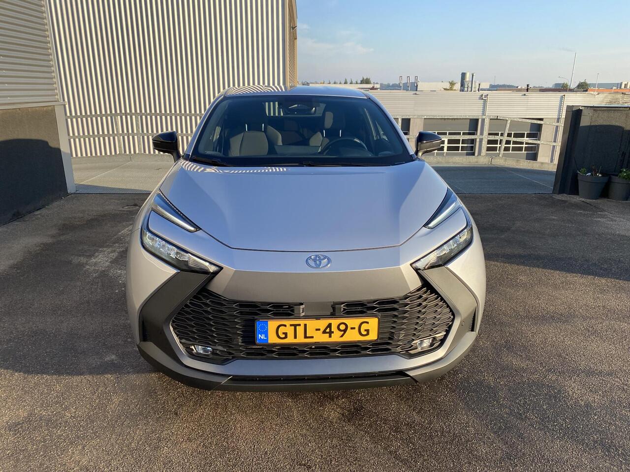 Toyota C-HR 1.8 Hybrid 140 Dynamic Nieuw geleverd! incl. o.a.: AppleCarPlay/AndroidAuto, Dodehoek detectie, Parkeerhulp camera incl. sensoren, LM velgen, Adaptieve Cruise Control, Climate Control