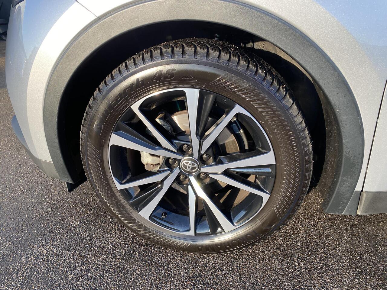 Toyota C-HR 1.8 Hybrid 140 Dynamic Nieuw geleverd! incl. o.a.: AppleCarPlay/AndroidAuto, Dodehoek detectie, Parkeerhulp camera incl. sensoren, LM velgen, Adaptieve Cruise Control, Climate Control