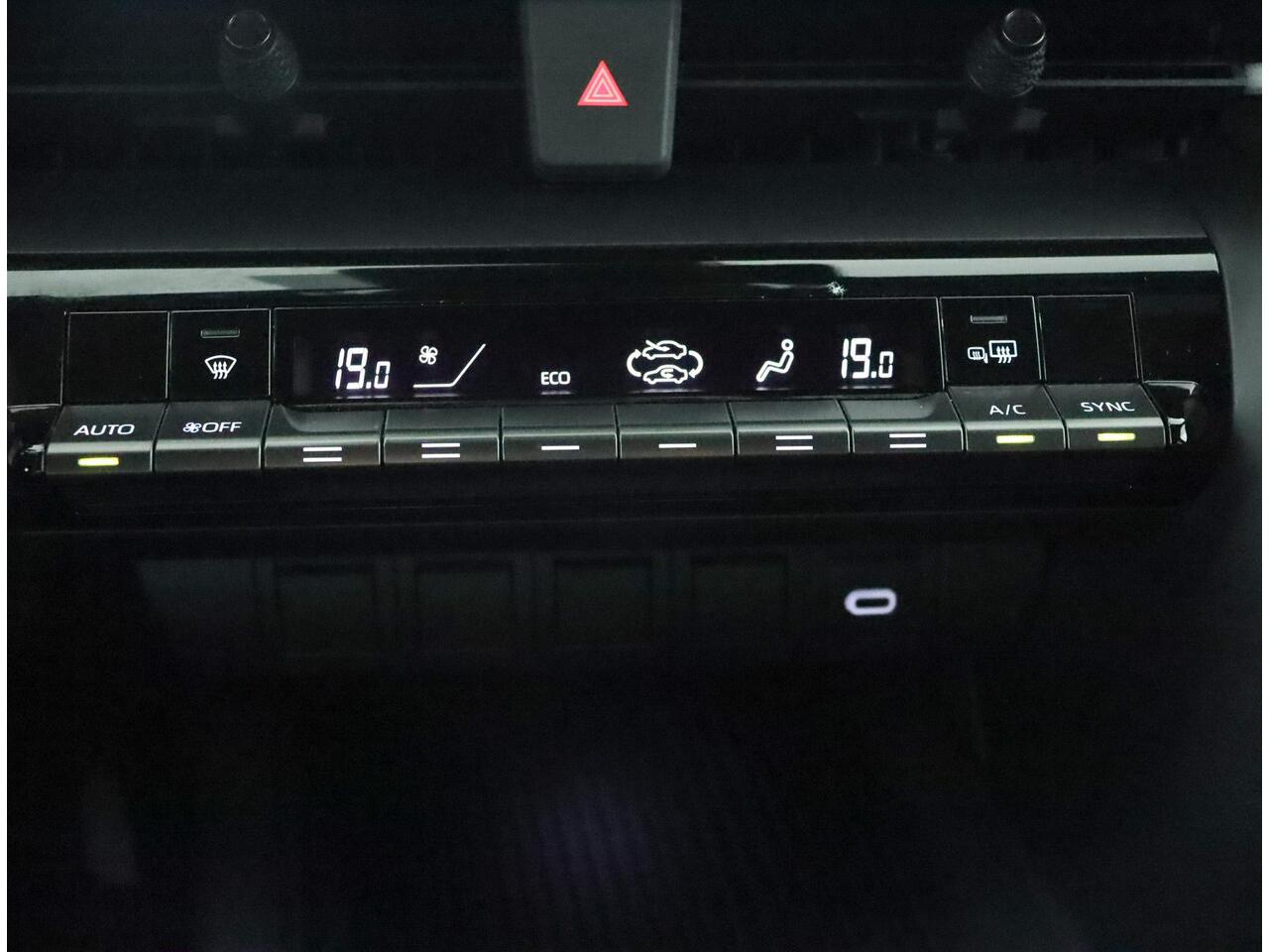 Toyota C-HR 1.8 Hybrid 140 Dynamic | Navigatie | Parkeer sensoren | Dodehoek detectie |