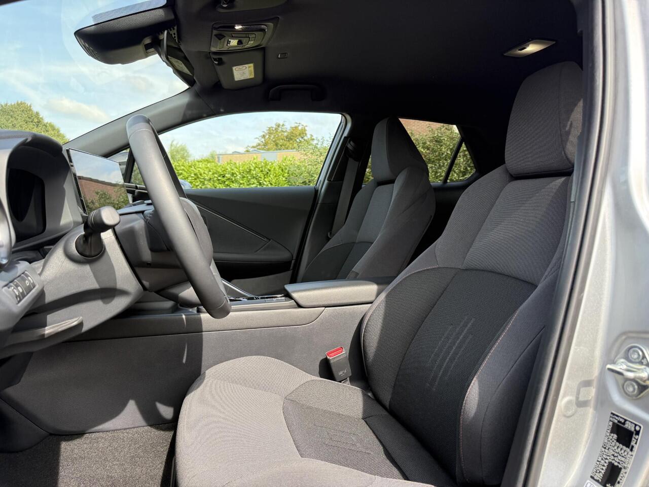 Toyota C-HR 1.8 Hybrid 140 First Edition | Bi-tone | Stoel- stuurverwarming | Elek. achterklep | Camera | PDC V+A