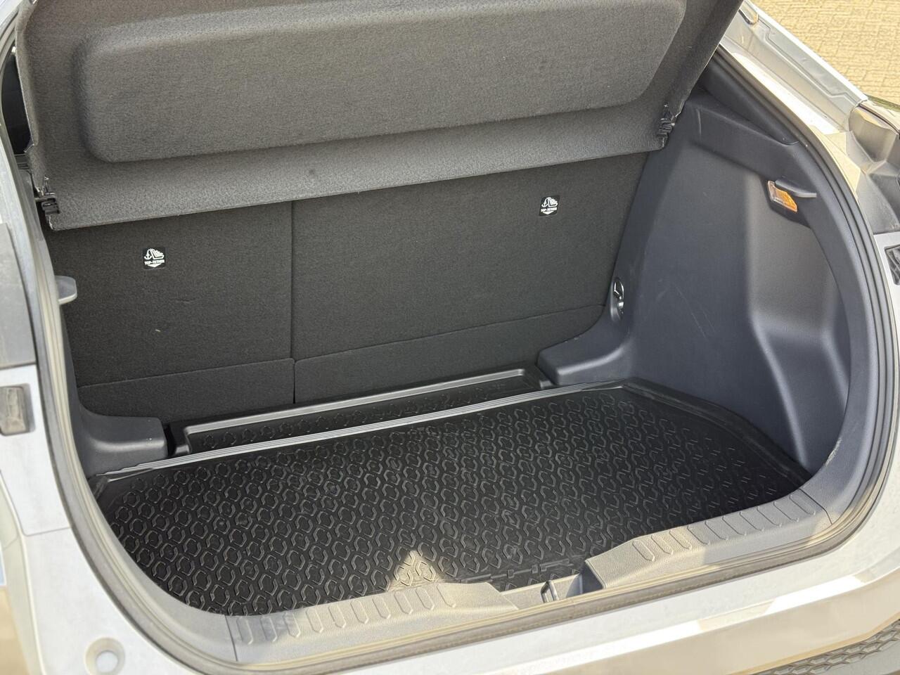 Toyota C-HR 1.8 Hybrid 140 First Edition | Bi-tone | Stoel- stuurverwarming | Elek. achterklep | Camera | PDC V+A