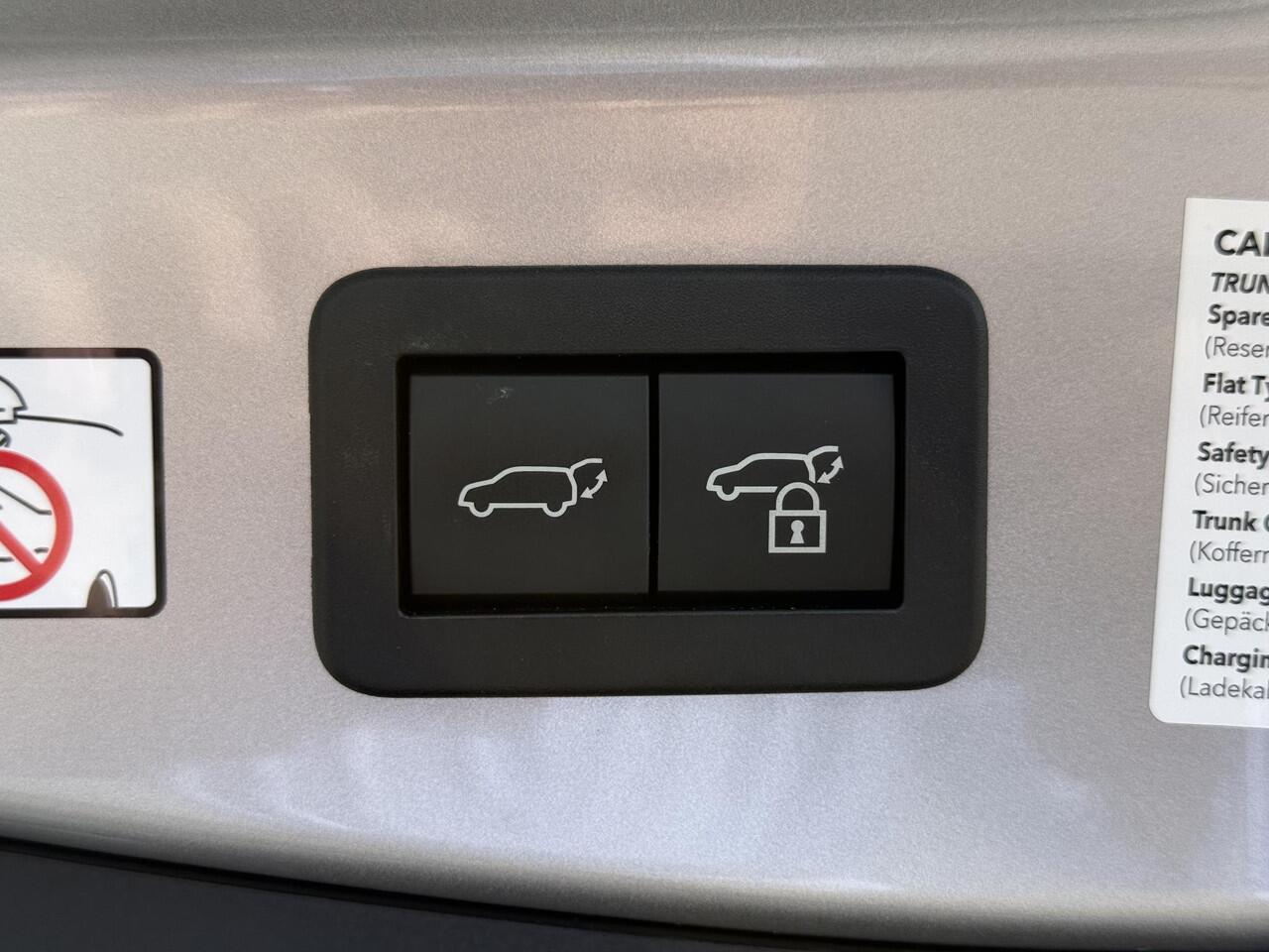 Toyota C-HR 1.8 Hybrid 140 First Edition | Bi-tone | Stoel- stuurverwarming | Elek. achterklep | Camera | PDC V+A