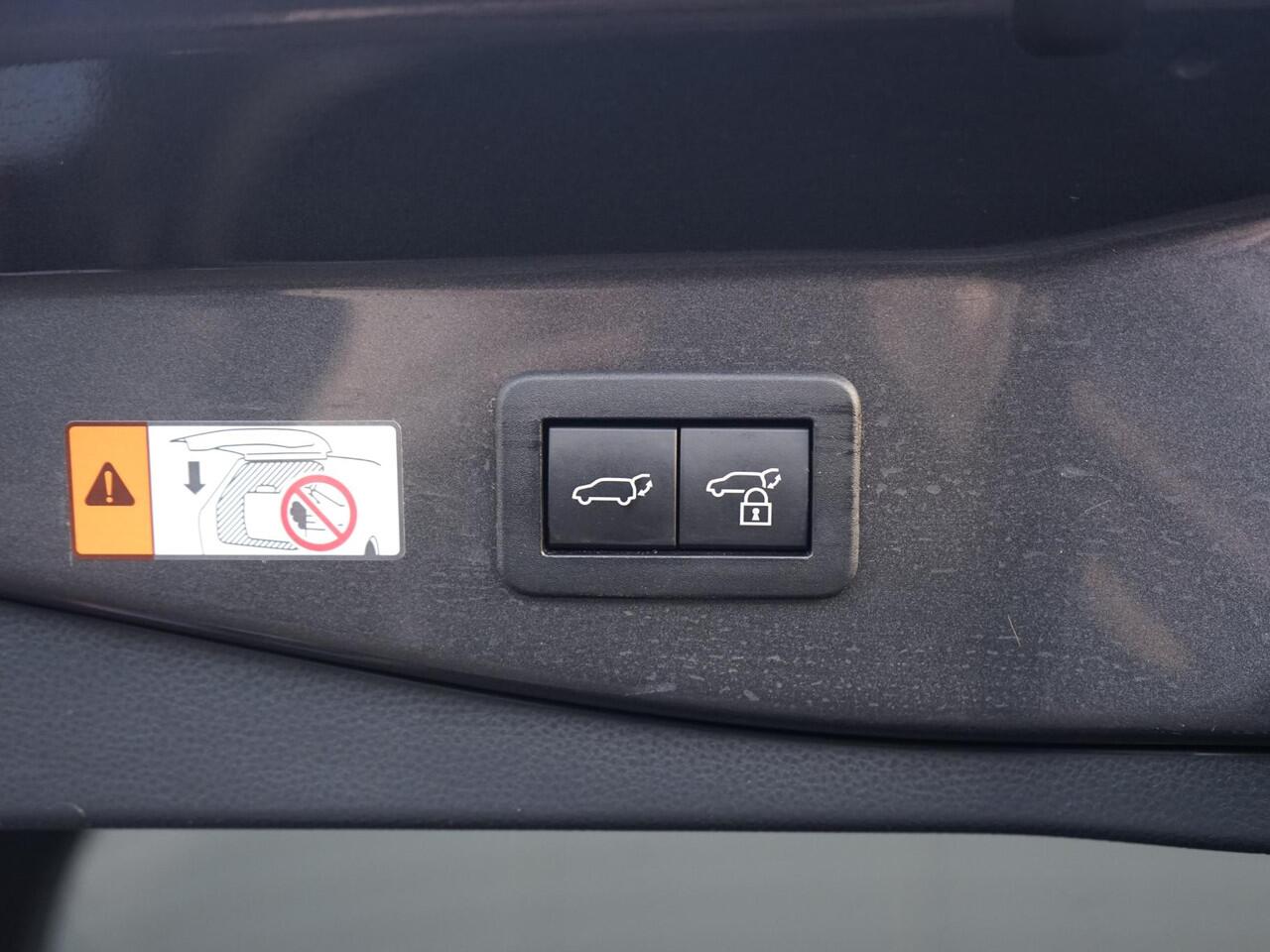 Toyota C-HR 1.8 Hybrid 140 Team D Dealeronderh. / 1ste eig. / Techniekpakket / Stoelverwarming / Stuurverwarming / LED verlichting / Smartphone Integratie